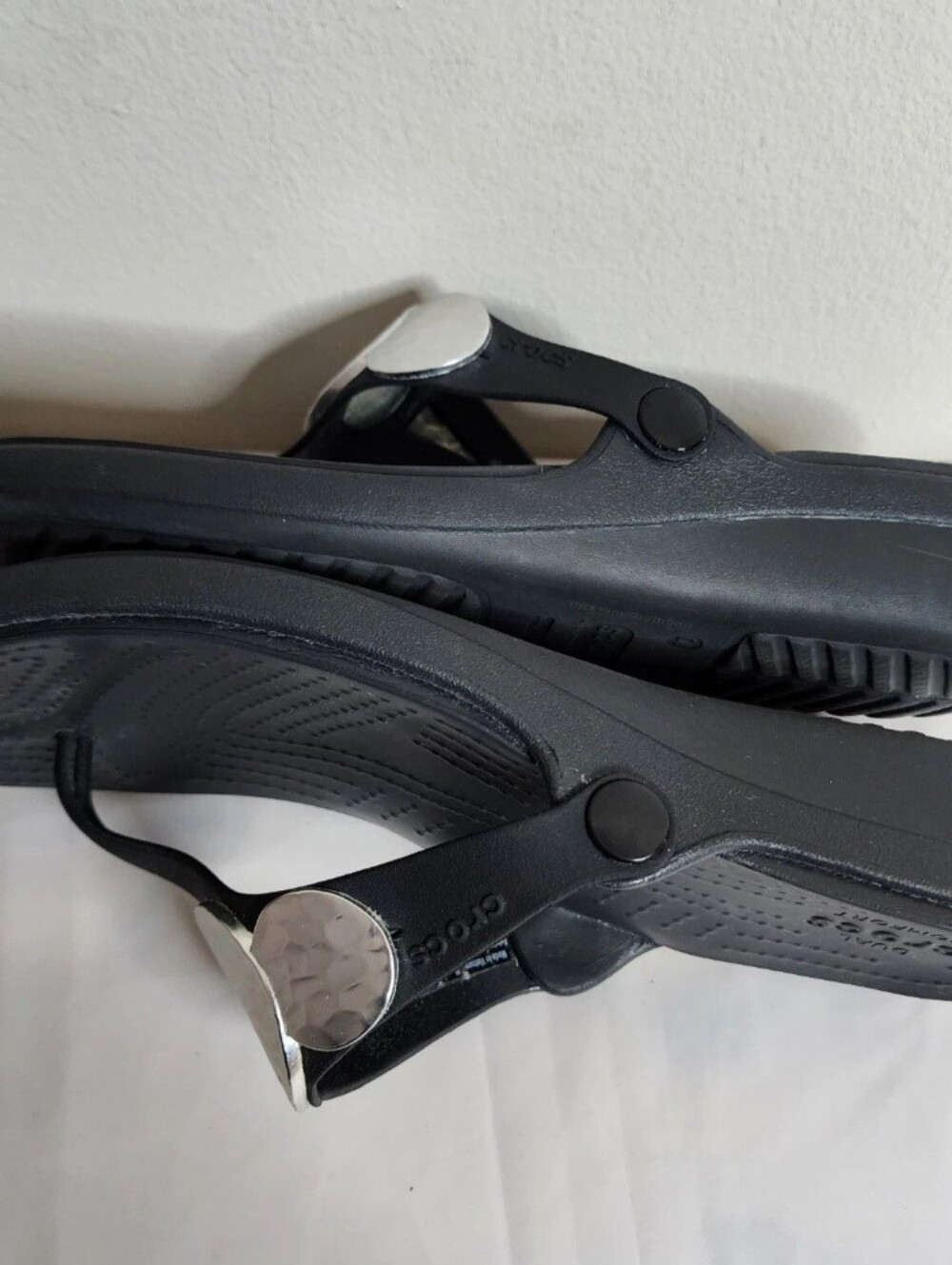 Crocs Sanrah Women’s Metal Silver Hammered Flip Flop Black Wedge Sandals Size 10 - Picture 7 of 9